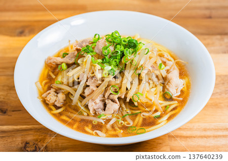醬油拉麵，配上豆芽菜和豬肉，是一道經典的日式麵條料理。 137640239