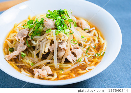 醬油拉麵，配上豆芽菜和豬肉，是一道經典的日式麵條料理。 137640244