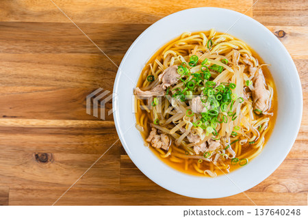 醬油拉麵，配上豆芽菜和豬肉，是一道經典的日式麵條料理。 137640248