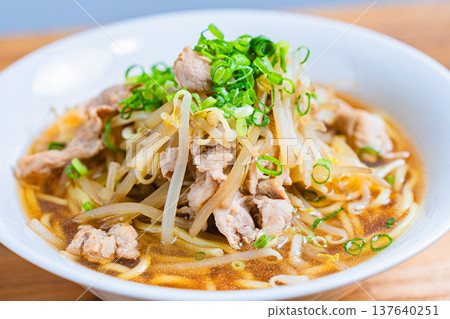 醬油拉麵，配上豆芽菜和豬肉，是一道經典的日式麵條料理。 137640251