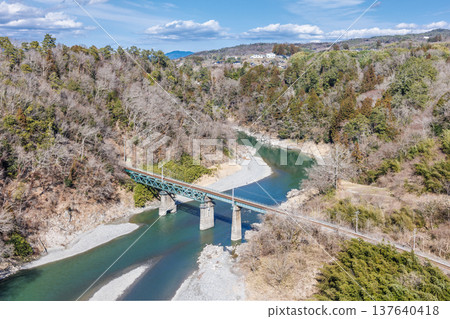 「空山峰天龍峽」-沐浴在春日陽光下的清爽步道。 「空山峰天龍峽」-沐浴在春日陽光下的清爽步道。 137640418