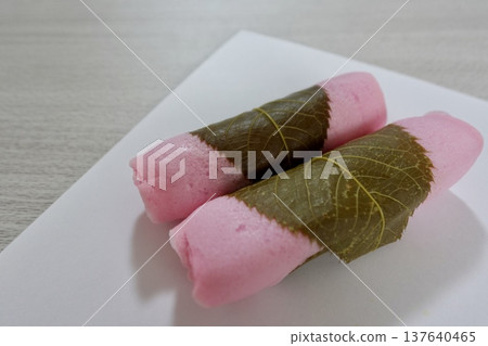 Sakura mochi 137640465