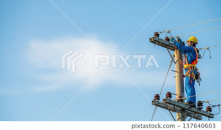 電工在電線桿上進行電力線路維護工作，檢查和維護基礎設施設備，廣告橫幅文案，背景為藍天。 137640603