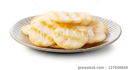 沙拉餅乾盛放在日式盤子裡，背景是白色。 137640688