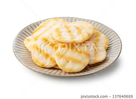 沙拉餅乾盛放在日式盤子裡，背景是白色。 137640689