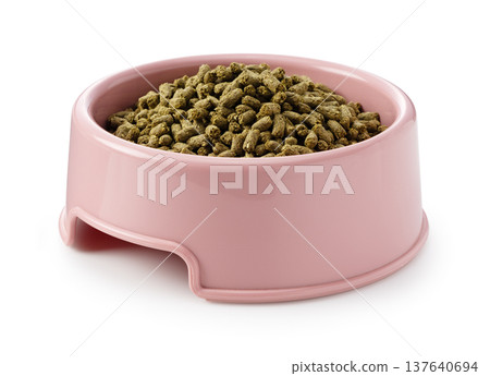 粉紅色塑膠容器中裝著兔子糧(顆粒狀),放置在白色背景上。 粉紅色塑膠容器中裝著兔子糧(顆粒狀),放置在白色背景上。 137640694