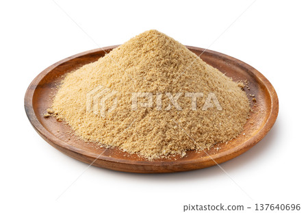 白色背景上的木盤上的米糠 137640696