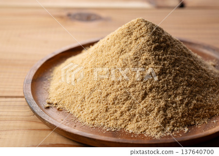一個木盤上堆滿了新鮮的米糠(一種天然材質)。 一個木盤上堆滿了新鮮的米糠(一種天然材質)。 137640700