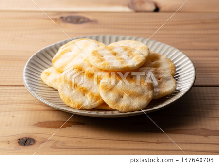 盤子裡擺放著看起來很美味的米餅 137640703