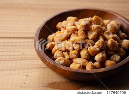 木碗裡盛著蜂蜜烤花生 137640706