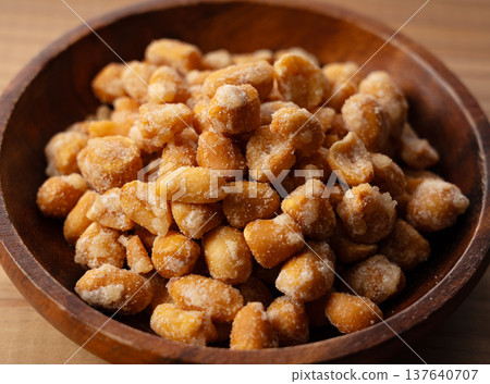 木碗裡盛著蜂蜜烤花生 137640707