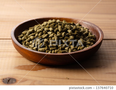 木碗裡的苜蓿顆粒 木碗裡的苜蓿顆粒 137640710