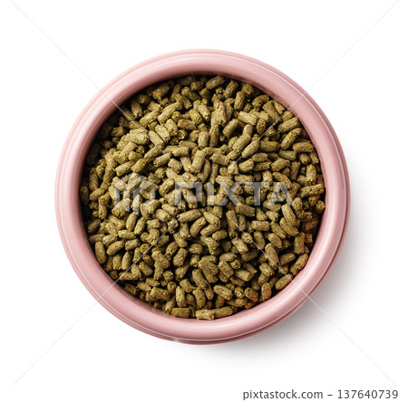 俯視圖,粉紅色碗中盛有兔子糧(顆粒狀食物),碗放置在白色背景上。 俯視圖,粉紅色碗中盛有兔子糧(顆粒狀食物),碗放置在白色背景上。 137640739