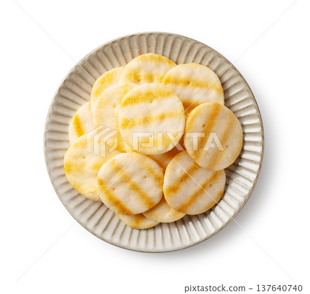 俯視視角，灰色盤子上盛放著沙拉米餅，盤子放置在白色背景上。 137640740