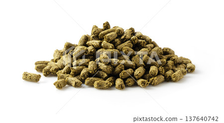 一張兔糧(顆粒飼料)堆積成山的剪影圖片,背景是白色。 一張兔糧(顆粒飼料)堆積成山的剪影圖片,背景是白色。 137640742
