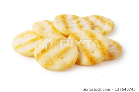 白色背景上的沙拉餅乾（米餅）。 137640745