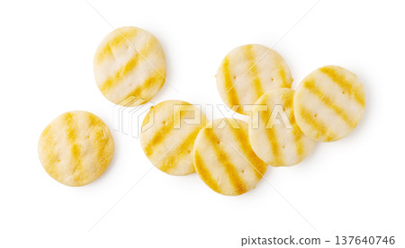 一張俯拍照片，畫面中散落著一些沙拉餅乾，背景是白色。 137640746