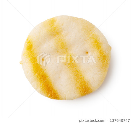 從空中俯瞰，一塊沙拉餅乾放置在白色背景上。 137640747