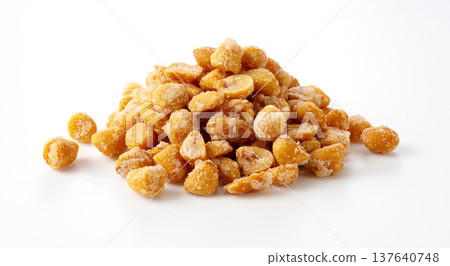 白色背景上的蜜烤花生 137640748