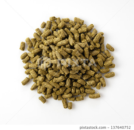 一張由上往下拍攝的兔糧(顆粒飼料)堆的摳圖,背景為白色。 一張由上往下拍攝的兔糧(顆粒飼料)堆的摳圖,背景為白色。 137640752