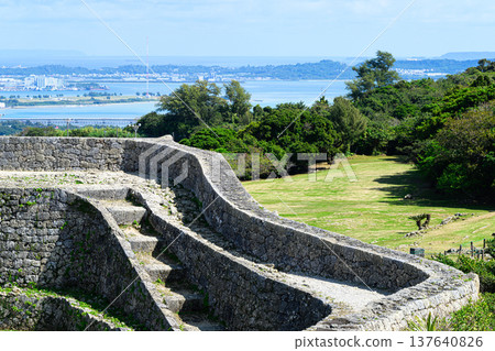 中城遺址的城牆和景色:琉球王國的一座古老城堡 中城遺址的城牆和景色:琉球王國的一座古老城堡 137640826