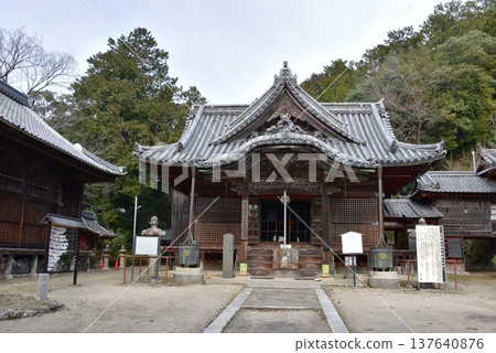 滋賀縣彥根市大堂弁財天(長壽院)正殿,以及藍天。 滋賀縣彥根市大堂弁財天(長壽院)正殿,以及藍天。 137640876