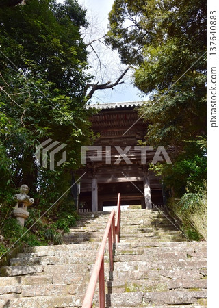 滋賀縣彥根市大戶弁財天(長壽院)寺的正門和石階。 滋賀縣彥根市大戶弁財天(長壽院)寺的正門和石階。 137640883