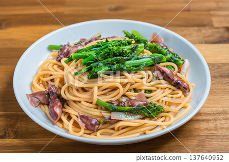 油菜花螢火魷義麵：以春季食材烹調的日式意麵。 137640952