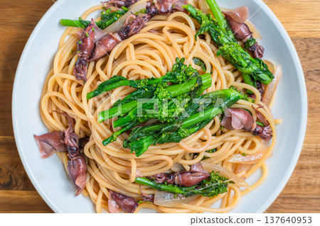 油菜花螢火魷義麵：以春季食材烹調的日式意麵。 137640953