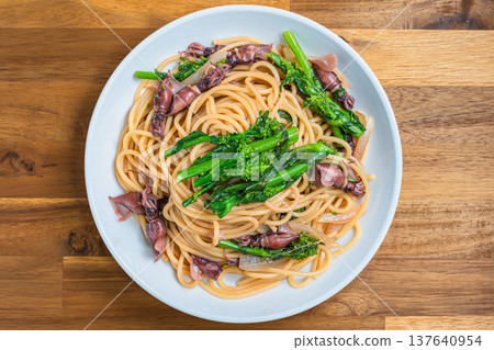 油菜花螢火魷義麵：以春季食材烹調的日式意麵。 137640954