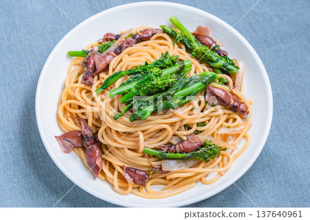 Rape blossom and firefly squid pasta Japanese-style spaghetti made with spring ingredients 137640961