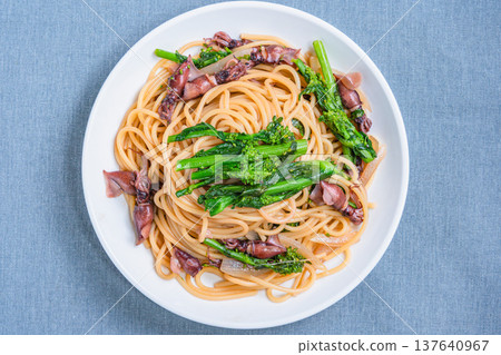 油菜花螢火魷義麵：以春季食材烹調的日式意麵。 137640967