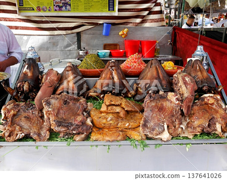 摩洛哥馬拉喀什傑馬艾夫納廣場街邊攤上的一盤羊頭。 137641026