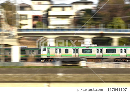 東海道線和橫須賀線的搖攝鏡頭 東海道線和橫須賀線的搖攝鏡頭 137641107