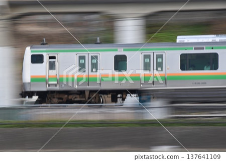 橫須賀線列車全景鏡頭 橫須賀線列車全景鏡頭 137641109