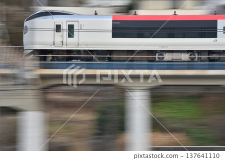 橫須賀線列車全景鏡頭 橫須賀線列車全景鏡頭 137641110