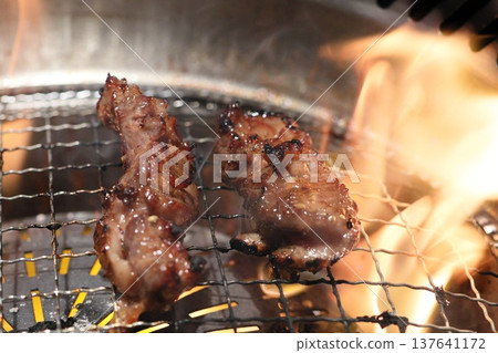 Japanese black beef grilled meat (medium-sized ribs) Japanese black beef grilled meat (medium-sized ribs) 137641172