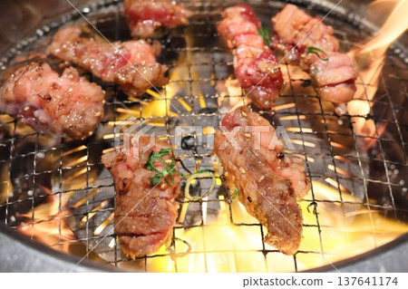 Japanese black beef grilled meat (medium-sized ribs) Japanese black beef grilled meat (medium-sized ribs) 137641174