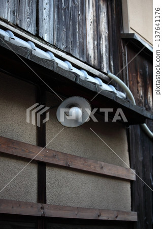 Bare light bulb streetlight 137641176