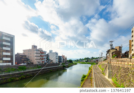 從金澤市的西川橋上眺望城市景觀 從金澤市的西川橋上眺望城市景觀 137641197