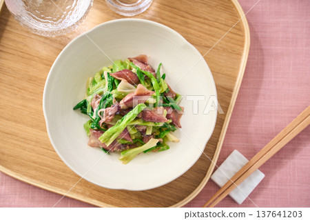 螢火魷魚和韭菜沙拉，佐以醋味噌，一道春季小吃。 137641203