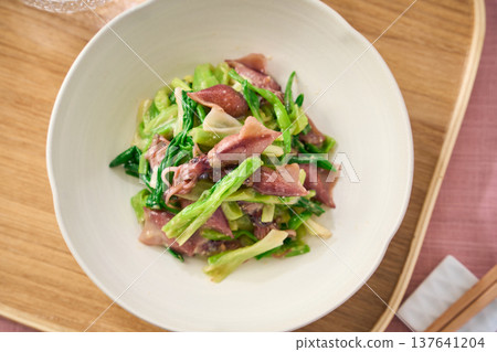 螢火魷魚和韭菜沙拉，佐以醋味噌，一道春季小吃。 137641204