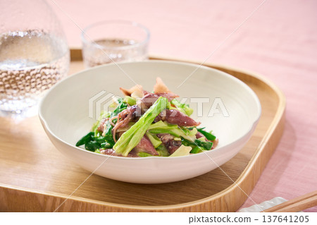 螢火魷魚和韭菜沙拉，佐以醋味噌，一道春季小吃。 137641205