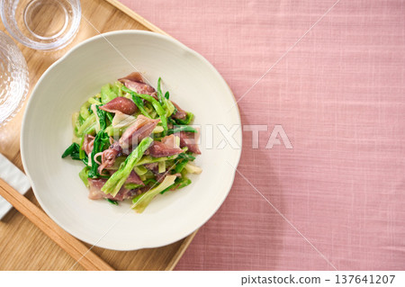 螢火魷魚和韭菜沙拉，佐以醋味噌，一道春季小吃。 137641207