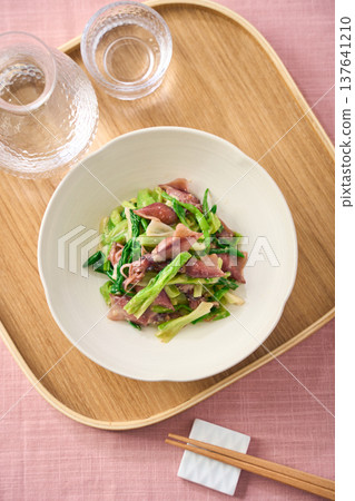 螢火魷魚和韭菜沙拉，佐以醋味噌，一道春季小吃。 137641210