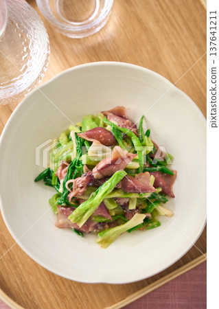 螢火魷魚和韭菜沙拉，佐以醋味噌，一道春季小吃。 137641211