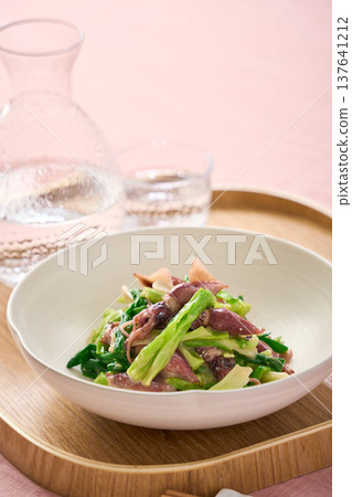 螢火魷魚和韭菜沙拉，佐以醋味噌，一道春季小吃。 137641212