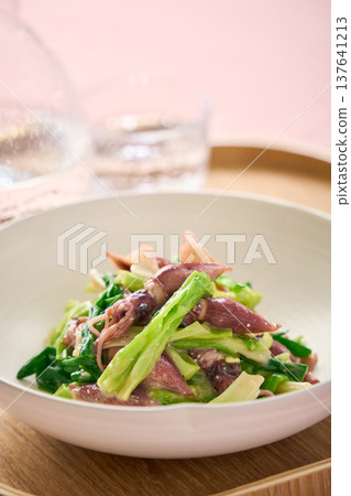 螢火魷魚和韭菜沙拉，佐以醋味噌，一道春季小吃。 137641213