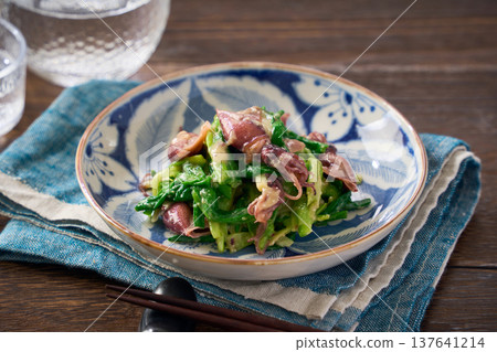 螢火魷魚和韭菜沙拉，佐以醋味噌，一道春季小吃。 137641214