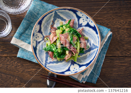 螢火魷魚和韭菜沙拉，佐以醋味噌，一道春季小吃。 137641216